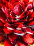 Tarta de frutillas y crema chantilly con canela