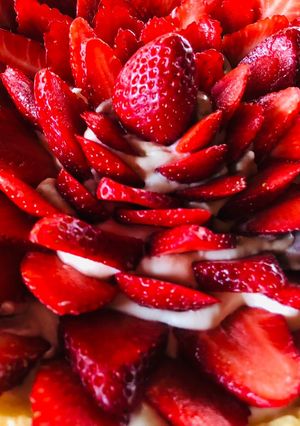 Una foto de Tarta de frutillas y crema chantilly con canela