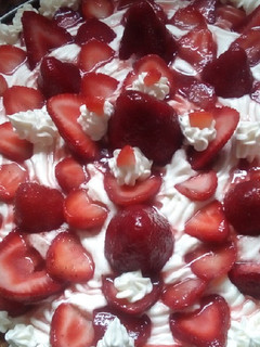 Una foto de TARTA DE FRUTILLAS 🌝🍓🍓🍓😄🍓🍓🌝🍓🍓🍓CON CREMA