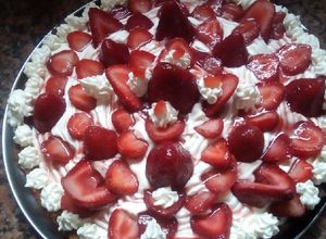 Una foto de TARTA DE FRUTILLAS 🌝🍓🍓🍓😄🍓🍓🌝🍓🍓🍓CON CREMA