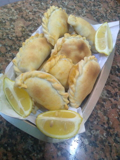 Una foto de Empanadas de carne cortada a cuchillo