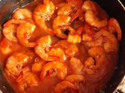 Una foto de camarones en salsa chipotle
