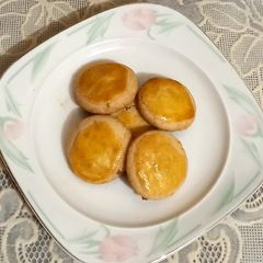 A picture of Naan khatai with brown sugar.