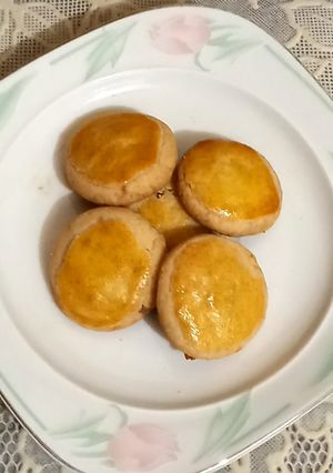 A picture of Naan khatai with brown sugar.