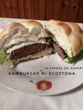 Hamburger di scottona con hummus di ceci e stracchino di riso
