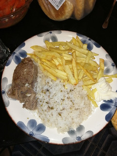 Una foto de Arroz con carne y papitas fritas 😄