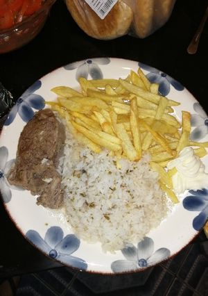 Una foto de Arroz con carne y papitas fritas 😄