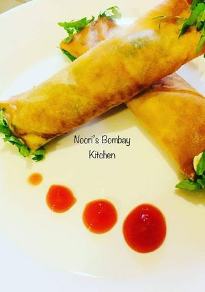 A picture of Chicken and cheese spring roll.