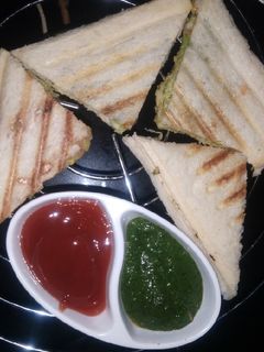 ચીઝ કેળા વટાણા સેન્ડવીચ (Cheese Kela Vatana Sandwich Recipe In Gujarati) રેસીપી મુખ્ય ફોટો