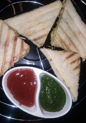 ચીઝ કેળા વટાણા સેન્ડવીચ (Cheese Kela Vatana Sandwich Recipe In Gujarati) રેસીપી મુખ્ય ફોટો