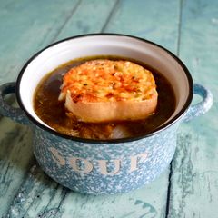 A picture of French Onion Soup.