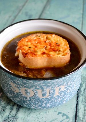 A picture of French Onion Soup.