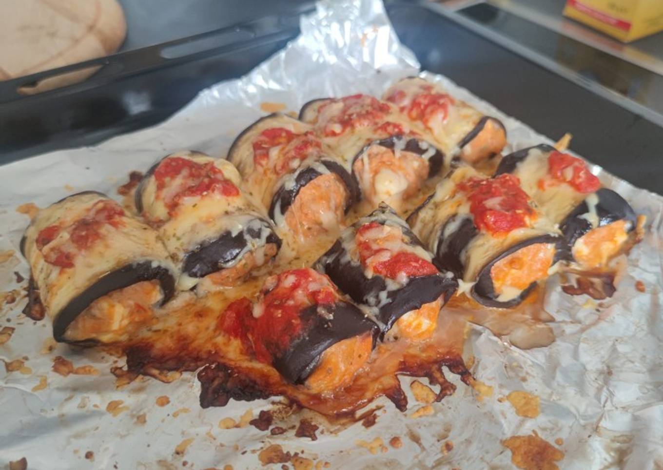 Rollitos de berenjena con atún, tomate y huevo