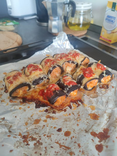 Una foto de Rollitos de berenjena con atún, tomate y huevo