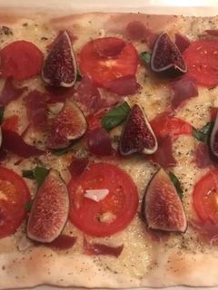 Una foto de Pizza de jamón con higos
