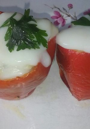 Una foto de Morrones relleno con arroz😋😋