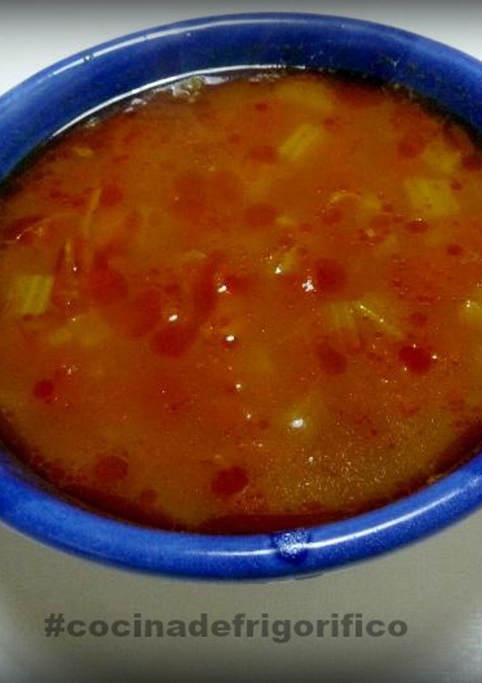 Una foto de Sopa fácil de tomate con apio