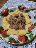 Hígado encebollado sobre puré