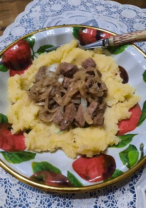 Una foto de Hígado encebollado sobre puré
