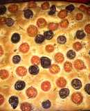 Focaccia con tomate cherrys, aceitunas negras y romero seco