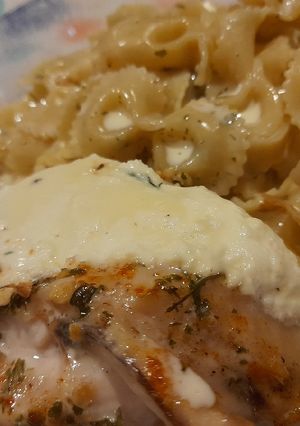 Una foto de Pechuga rellena de ricota y queso a la crema🍞🍜🍽🍗🧂