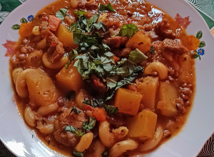 Una foto de Guisito de lentejas -con soja- súper completo 🍲💚💪🏻 -vegano- :)