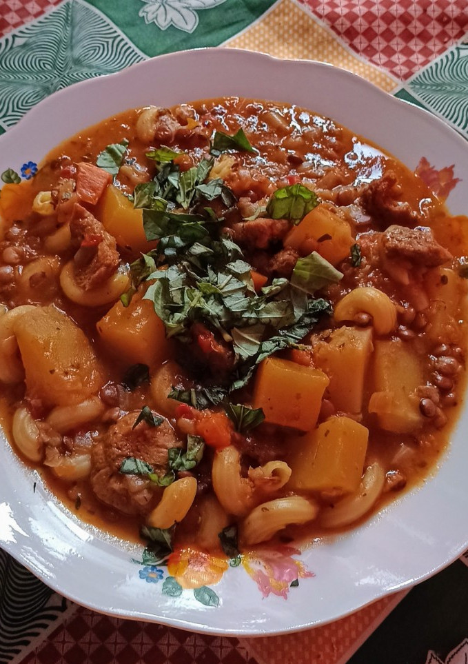 Una foto de Guisito de lentejas -con soja- súper completo 🍲💚💪🏻 -vegano- :)