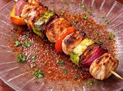 Una foto de brochette de pollo