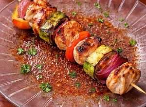 Una foto de 🍢🔥 Brochette de Pollo a la Plancha 🍗