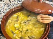 Una foto de judias blancas con almejas