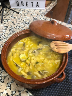Una foto de Alubias blancas con almejas en olla exprés