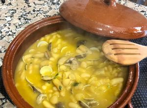 Una foto de Alubias blancas con almejas en olla exprés