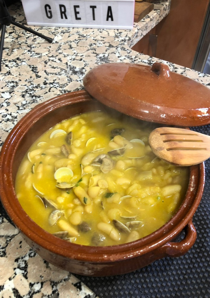 Una foto de Alubias blancas con almejas en olla exprés