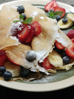 Una foto de Crepes rellenas de fruta
