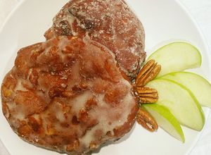 Una foto de Apple fritters (estilo Krispy Kreme)