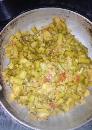 सेम आलू की सूखी सब्जी(same aloo ki sabzi recipe in hindi) रेसिपी मुख्य फोटो