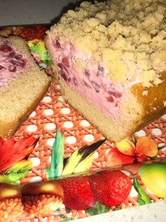Una foto de Queque relleno con frutillas y queso crema