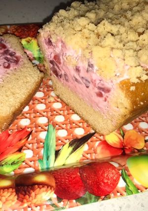 Una foto de Queque relleno con frutillas y queso crema