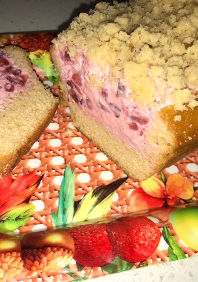 Una foto de Queque relleno con frutillas y queso crema
