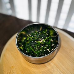 A picture of Korean spinach side dish (시금치무침).