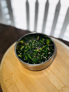 A picture of Korean spinach side dish (시금치무침).