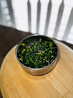 A picture of Korean spinach side dish (시금치무침).