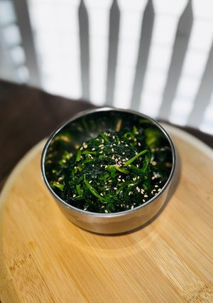 A picture of Korean spinach side dish (시금치무침).