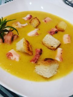 Foto di Crema di ceci e patate al curry verde, con polpo croccante