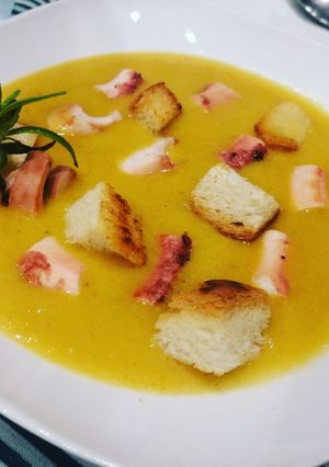Foto di Crema di ceci e patate al curry verde, con polpo croccante