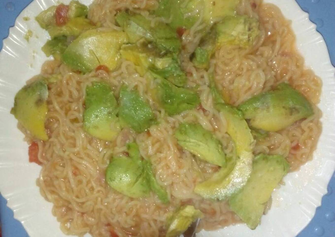 Fried spaghetti with avocado