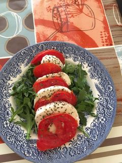 Una foto de Ensalada de mozzarella