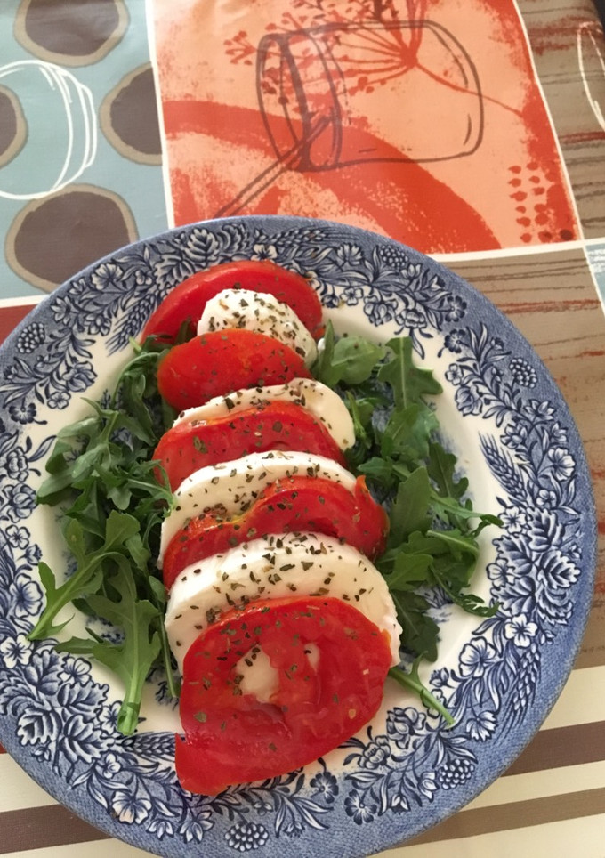 Una foto de Ensalada de mozzarella