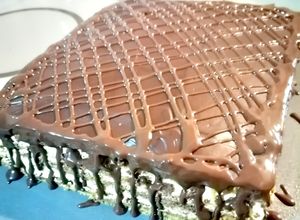 O poză a rețetei Prăjitură cu foi din nuca, crema caramel și glazură de ciocolată.