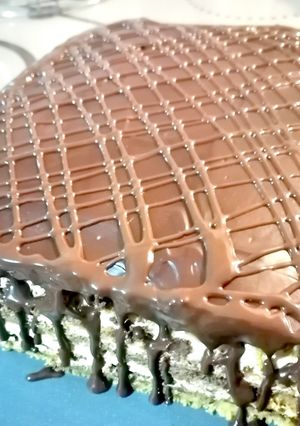 O poză a rețetei Prăjitură cu foi din nuca, crema caramel și glazură de ciocolată.